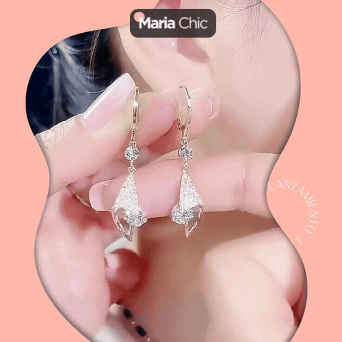 Brinco de argola com zircônia cúbica.